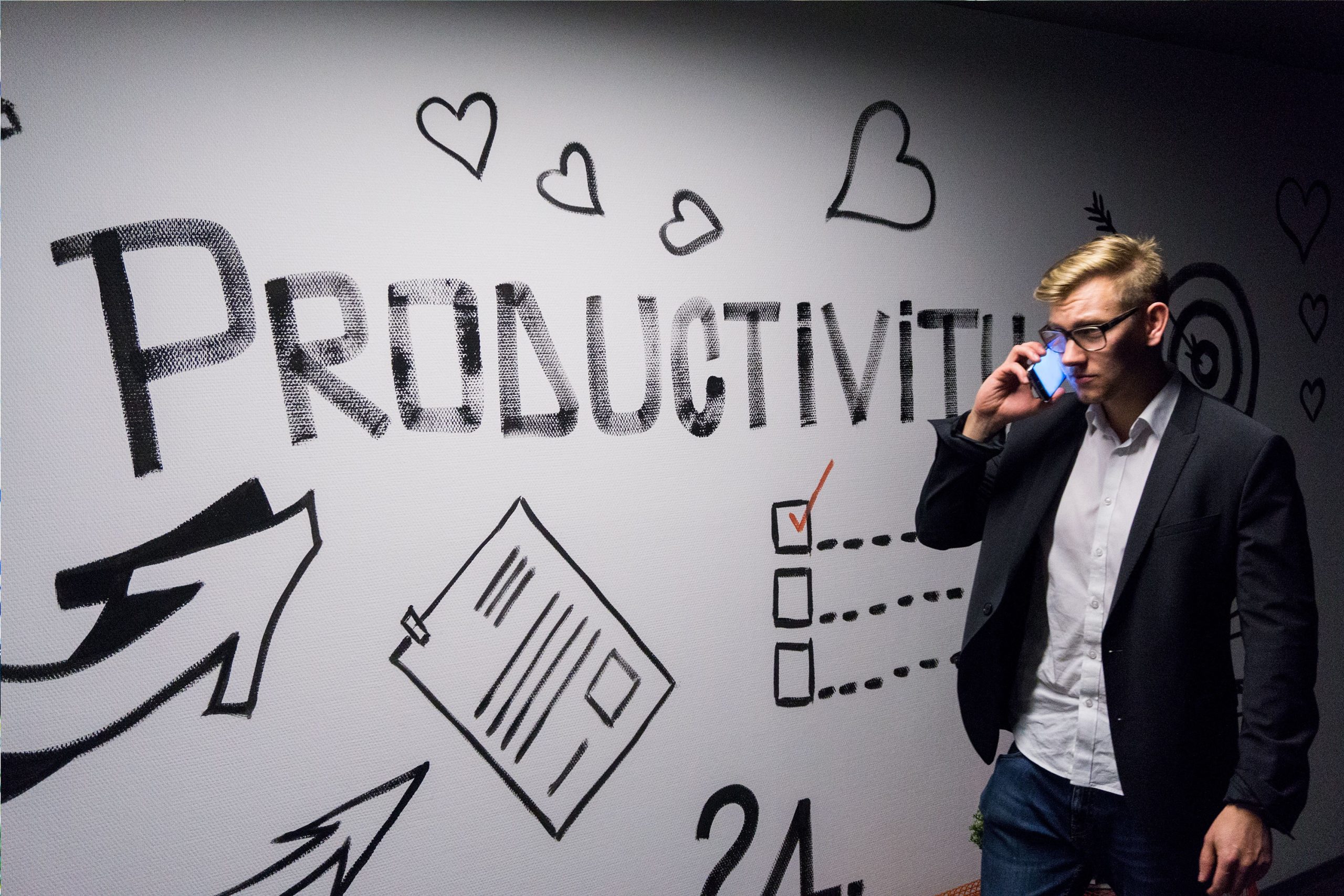Mann vor Schriftzug "Productivity"