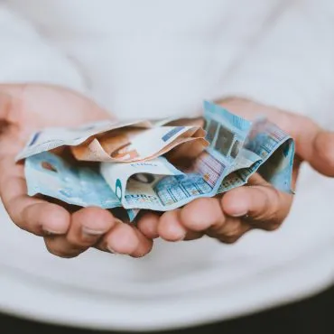 Hände halten Euro-Scheine. © Christian Dubovan on unsplash