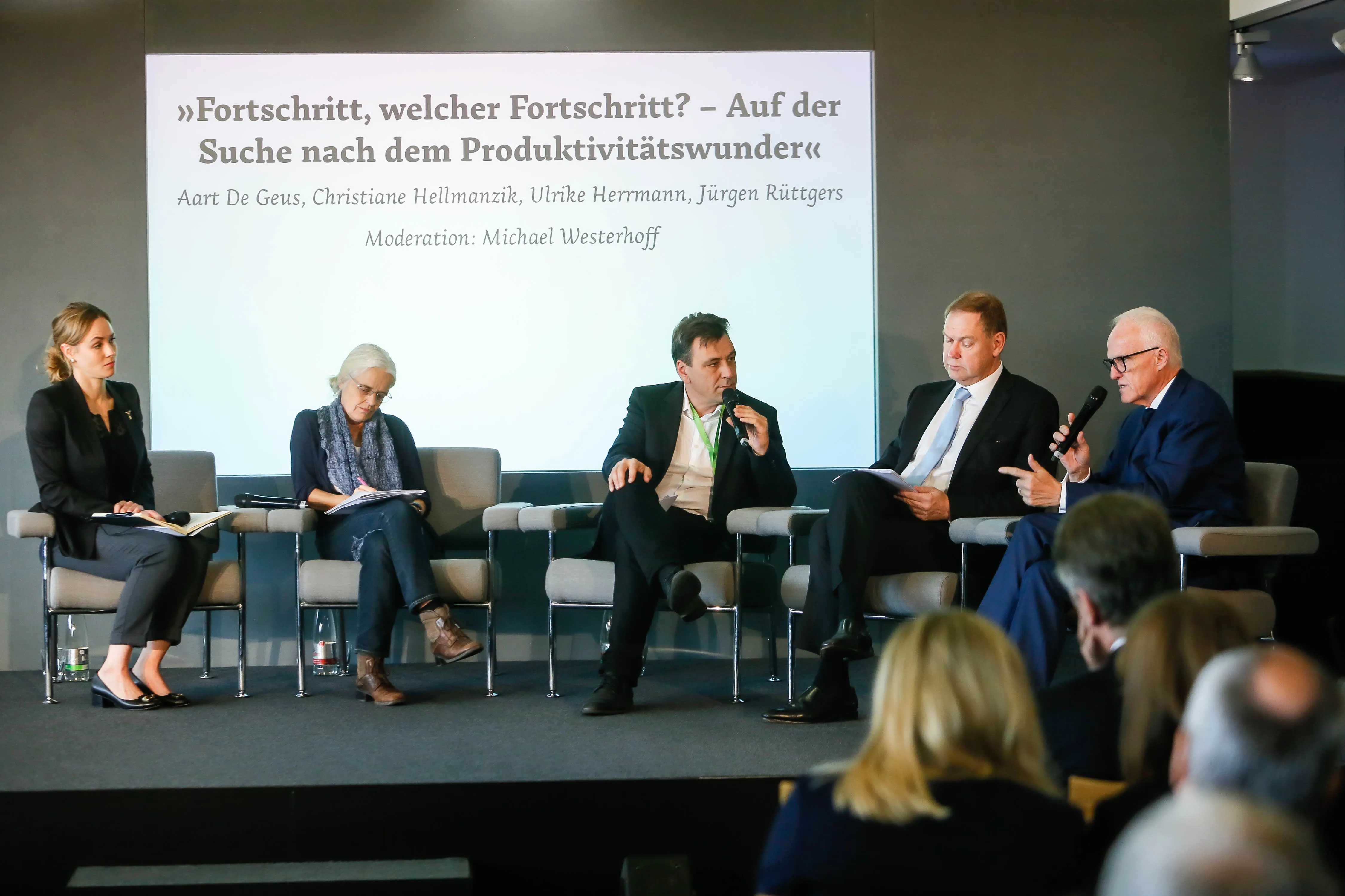 V.l.n.r.: Christiane Hellmanzik, Ulrike Herrmann, Michael Westerhoff, Aart De Geus, Jürgen Rüttgers. Bild: Oliver Schaper