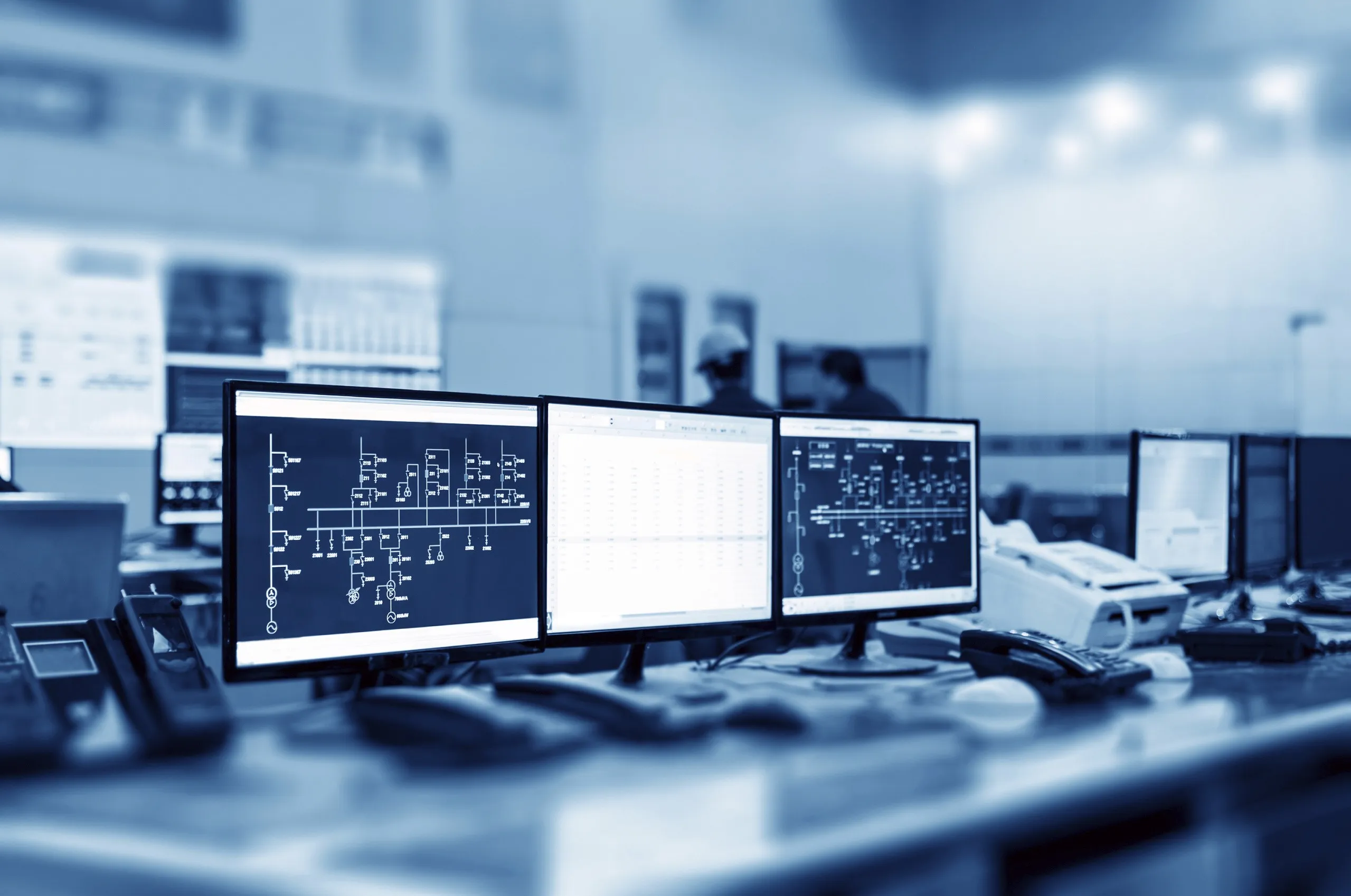Modern plant control room and computer monitors, Kontrollraum mit mehreren Monitoren. © gui yong nian - stock.adobe.com